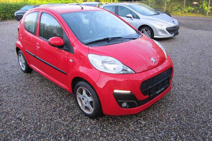Rød Peugeot 107 fra 2012