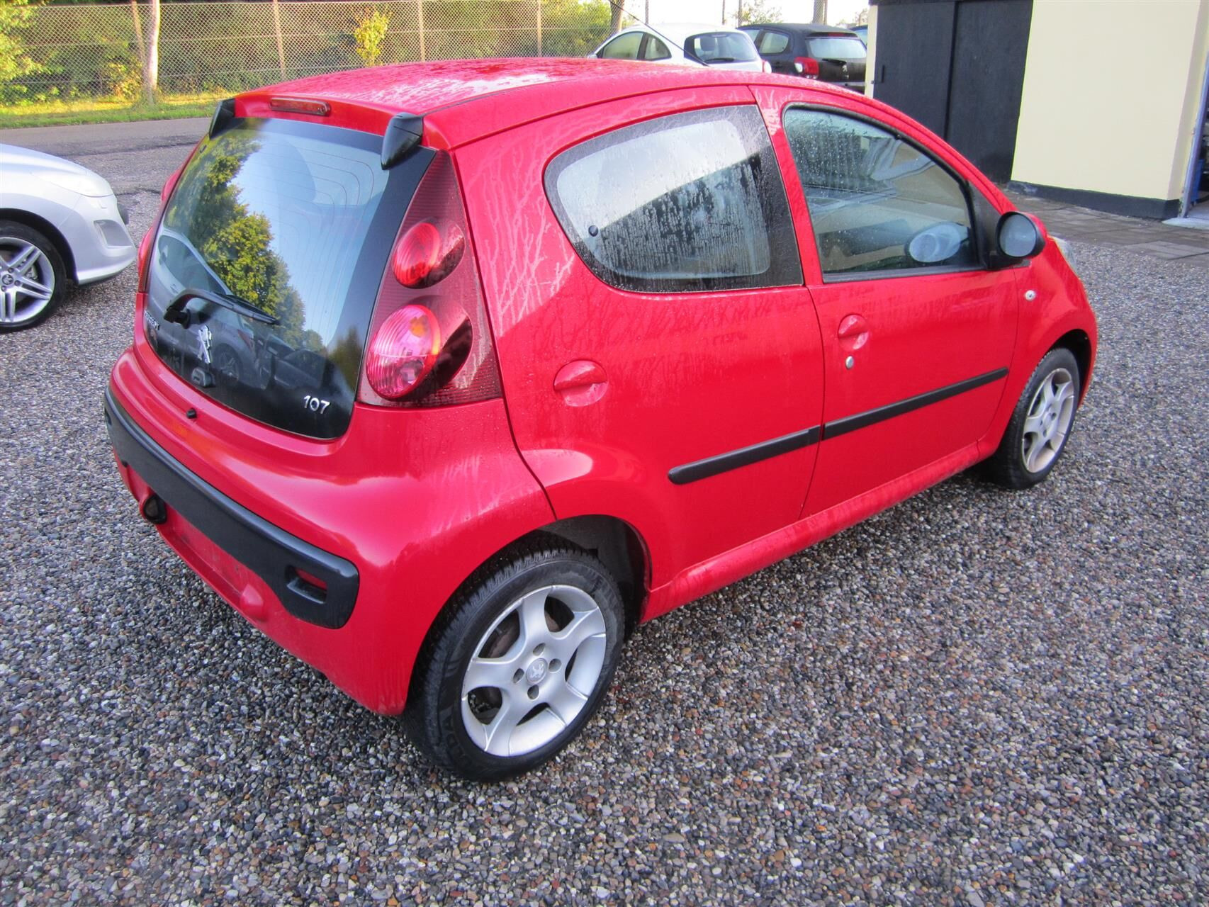Rød Peugeot 107 fra 2012