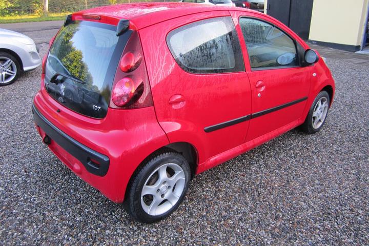 Rød Peugeot 107 fra 2012