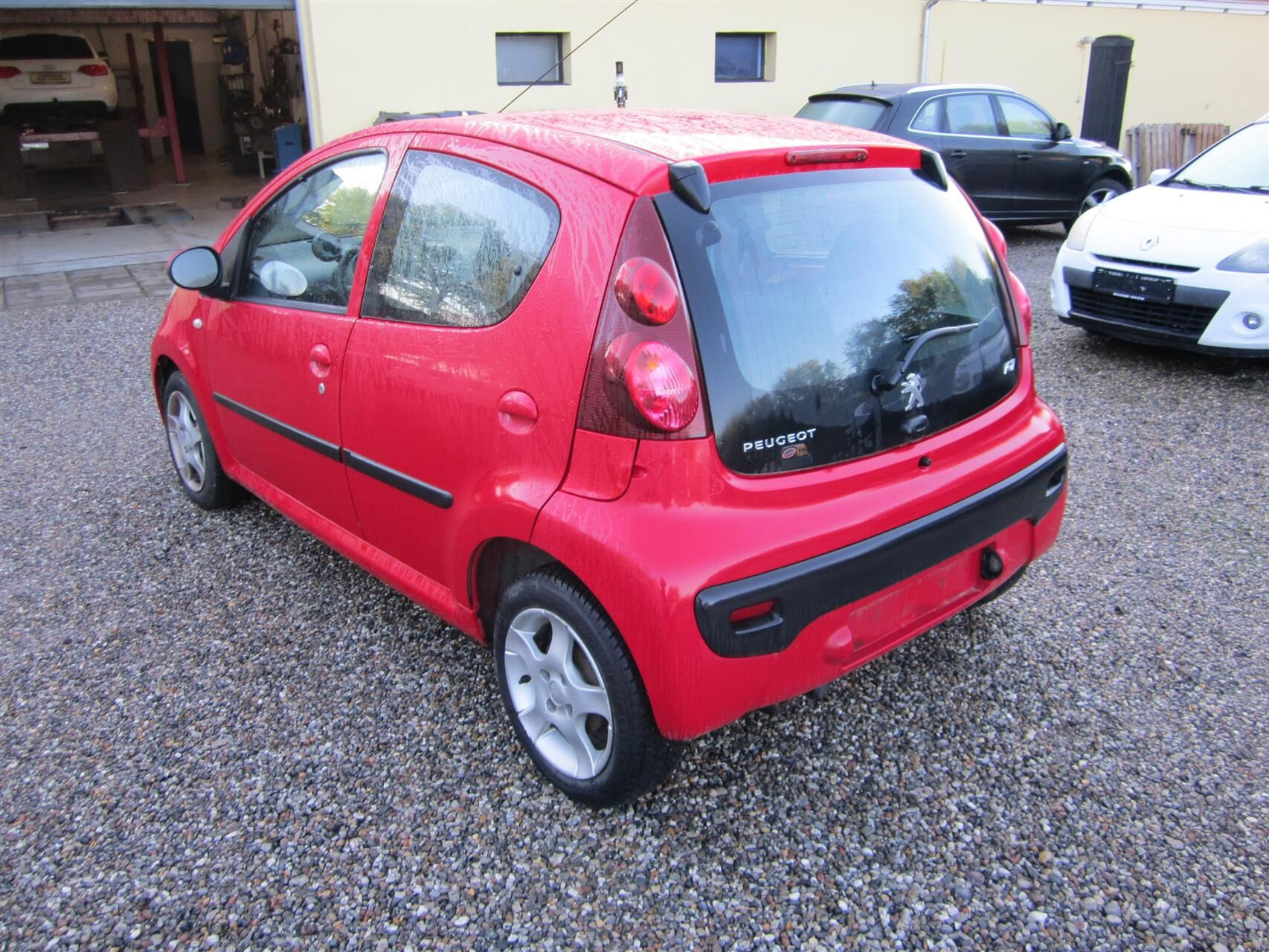 Rød Peugeot 107 fra 2012