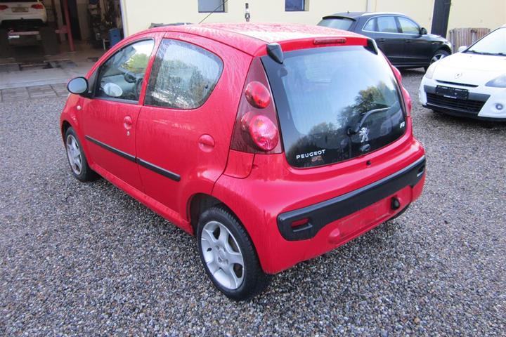 Rød Peugeot 107 fra 2012