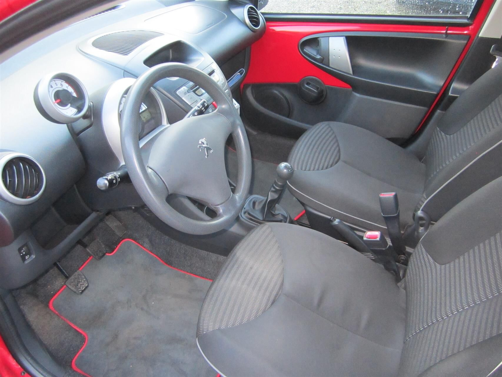 Rød Peugeot 107 fra 2012
