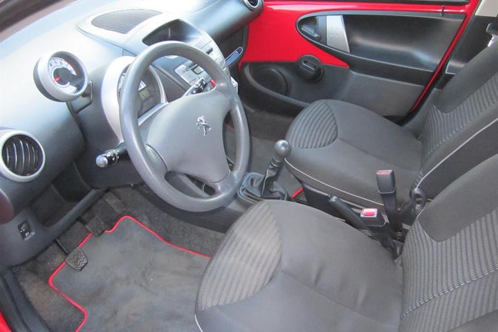 Rød Peugeot 107 fra 2012