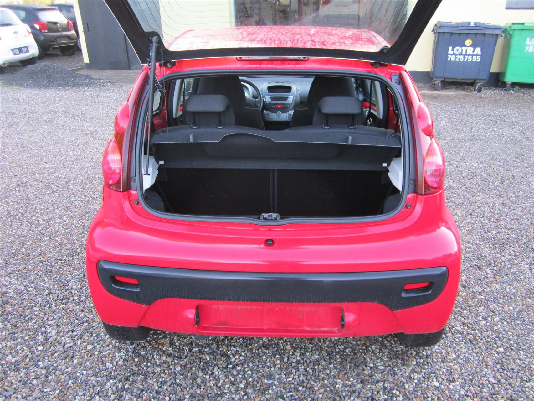 Rød Peugeot 107 fra 2012