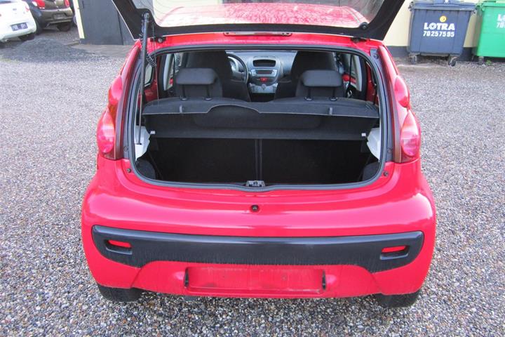 Rød Peugeot 107 fra 2012