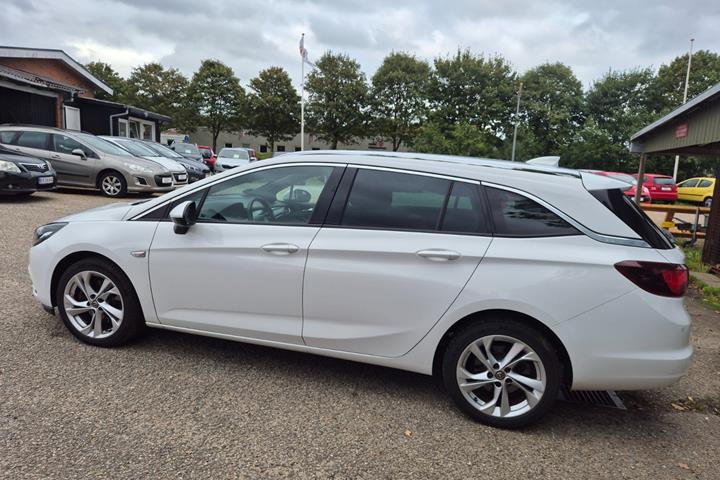 Grøn Opel Astra fra 2017