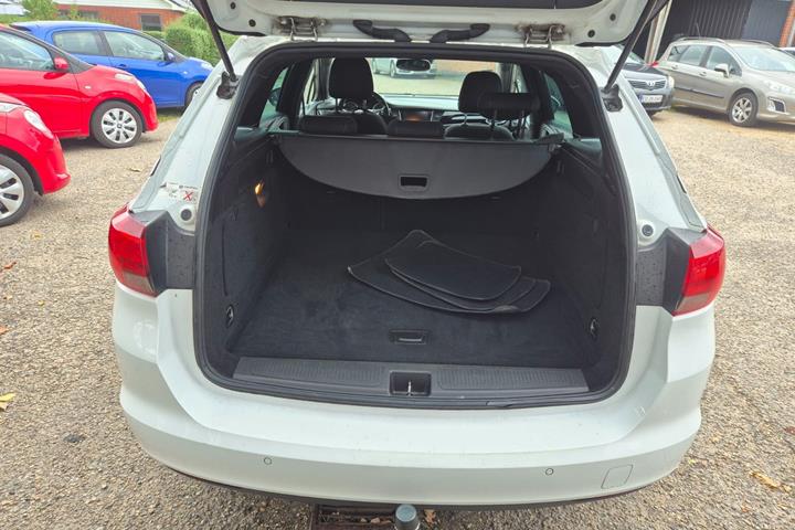 Grøn Opel Astra fra 2017