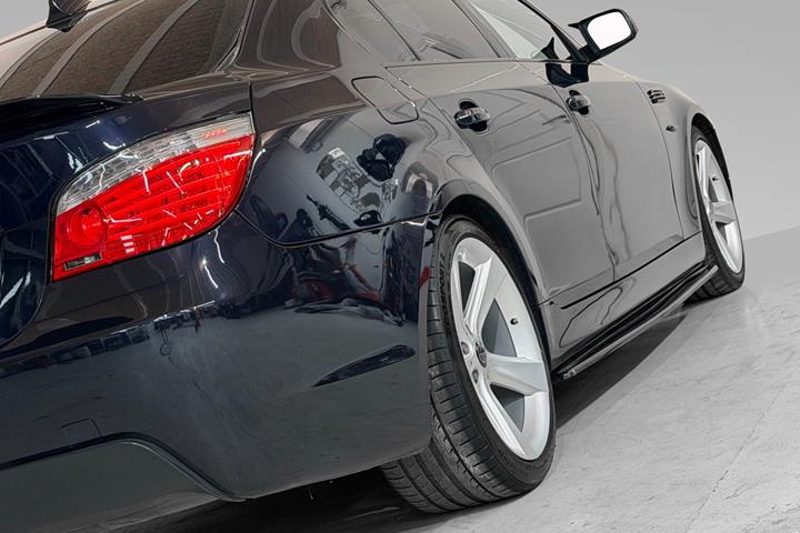 Blå BMW 525d fra 2007