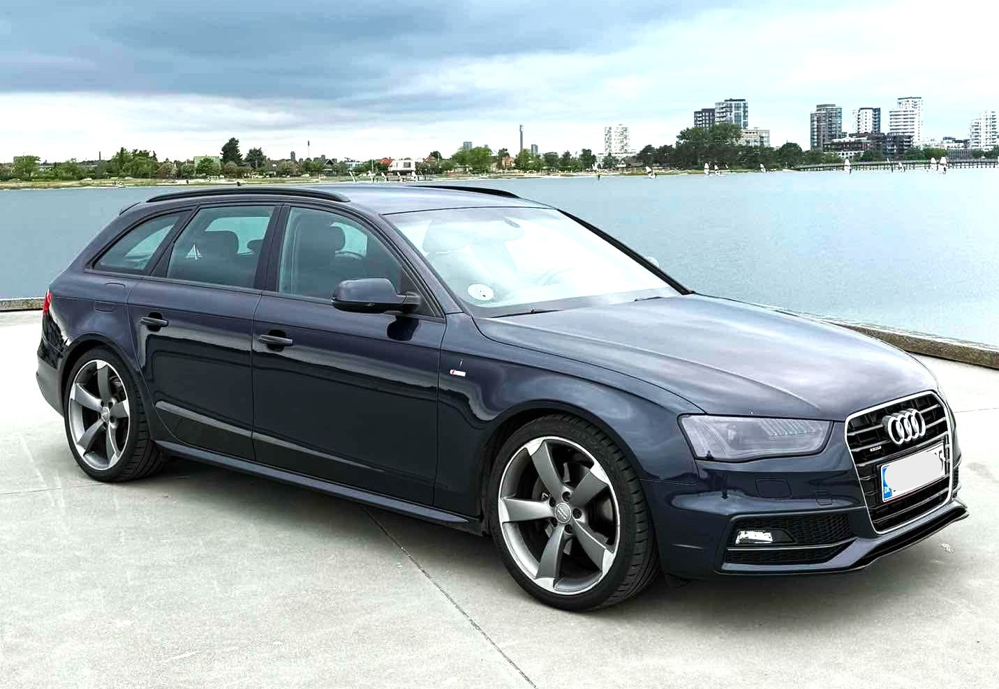 Blå Audi A4 fra 2014