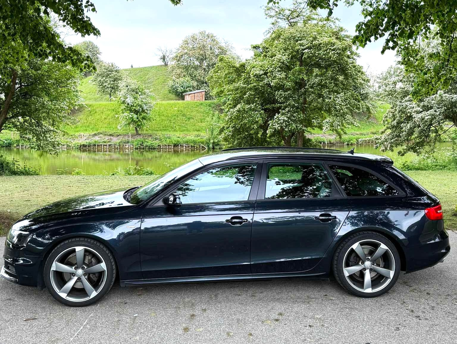 Blå Audi A4 fra 2014