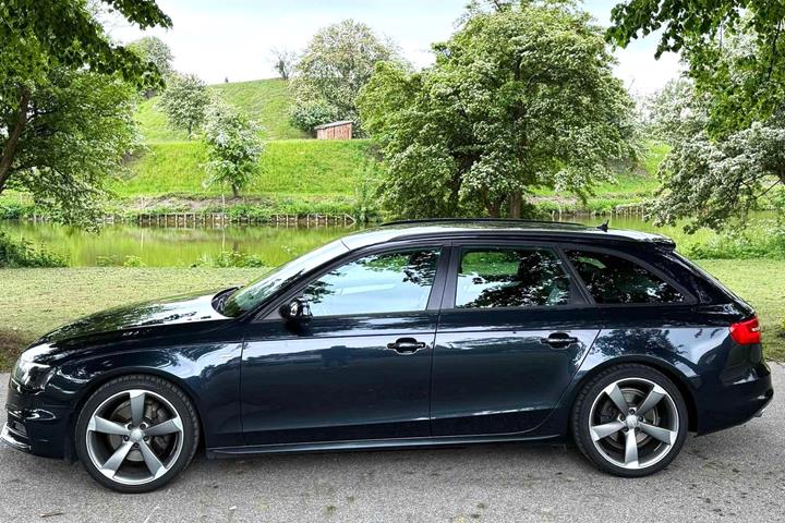 Blå Audi A4 fra 2014