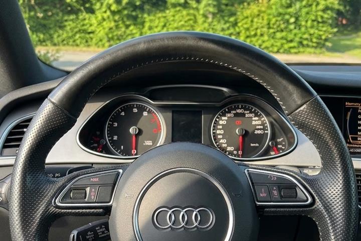 Blå Audi A4 fra 2014