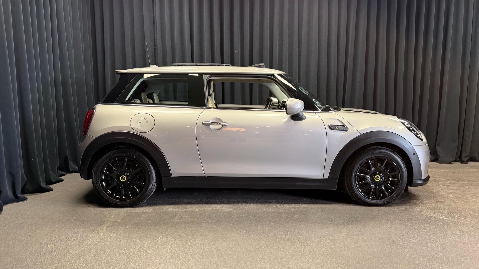 Sølv Mini Cooper fra 2023