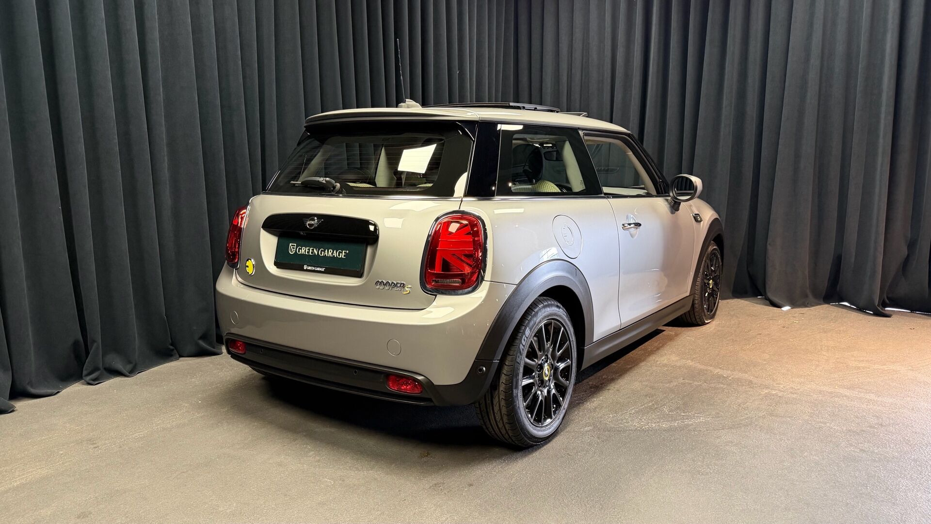Sølv Mini Cooper fra 2023