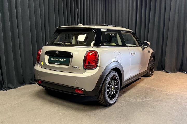 Sølv Mini Cooper fra 2023