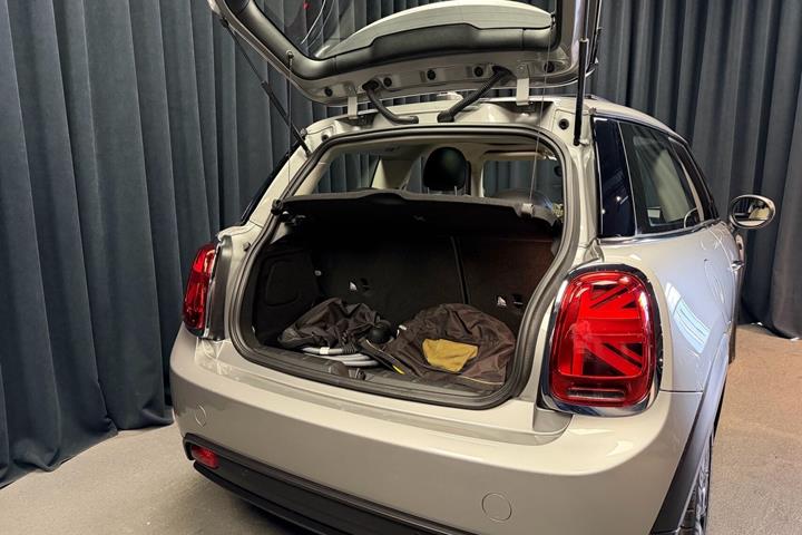 Sølv Mini Cooper fra 2023