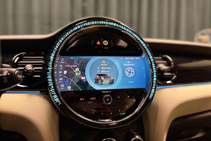 Sølv Mini Cooper fra 2023