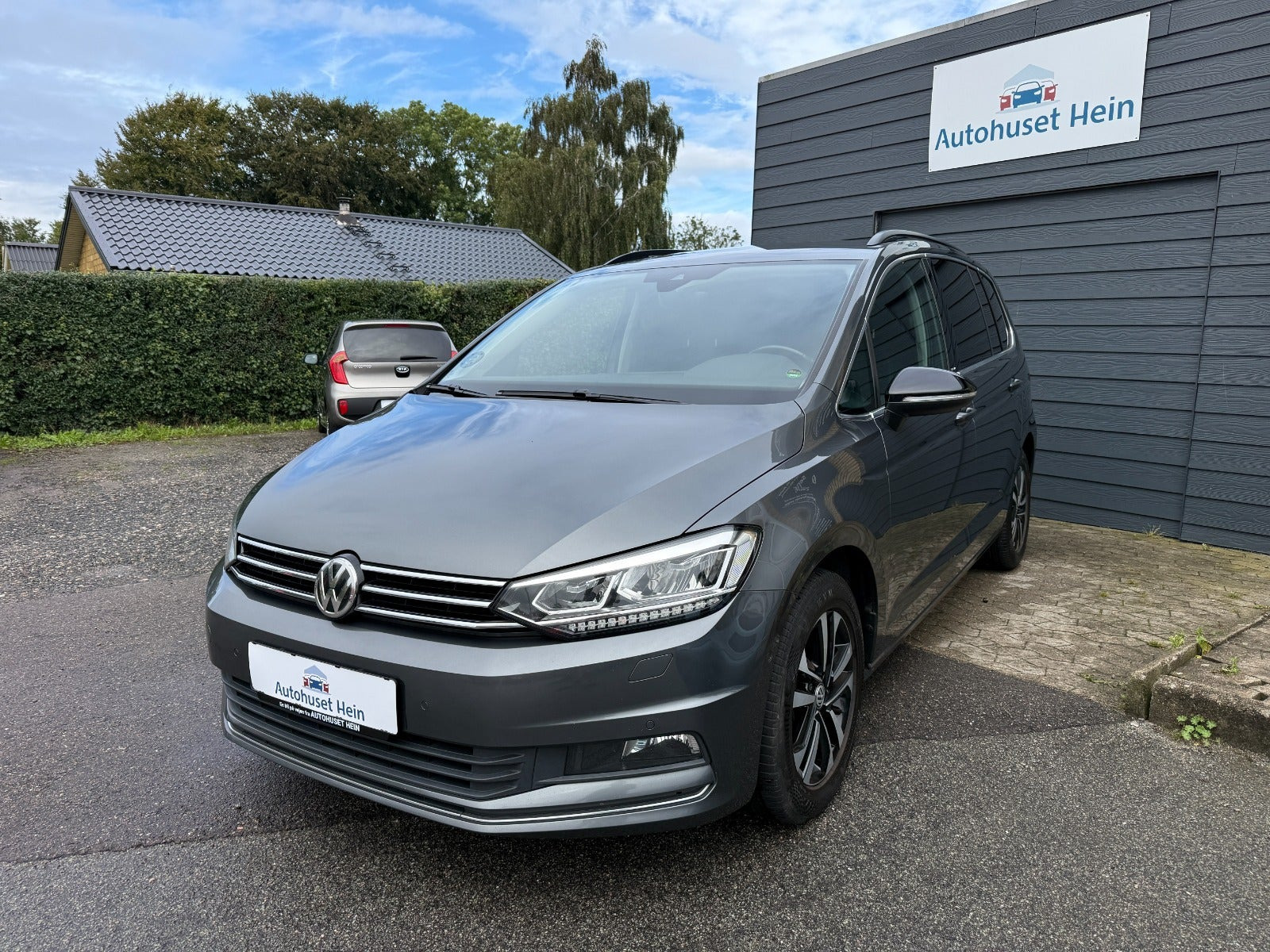 Grå VW Touran fra 2019