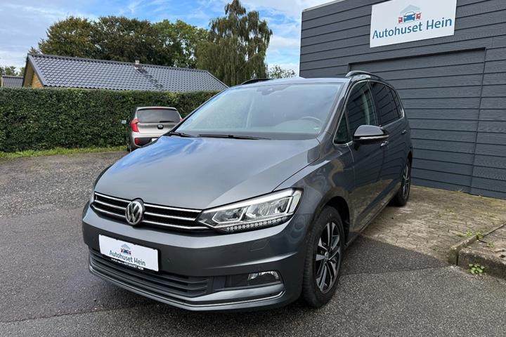 Grå VW Touran fra 2019