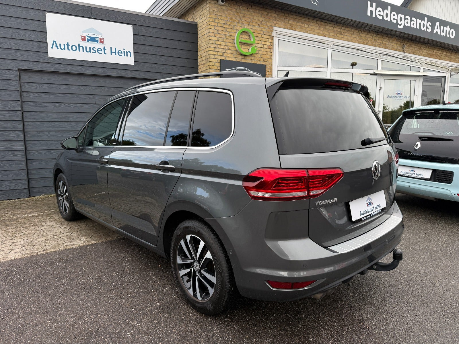 Grå VW Touran fra 2019