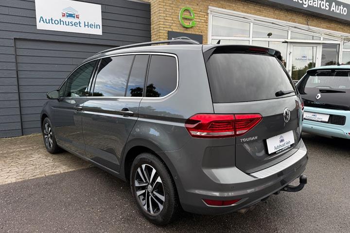 Grå VW Touran fra 2019
