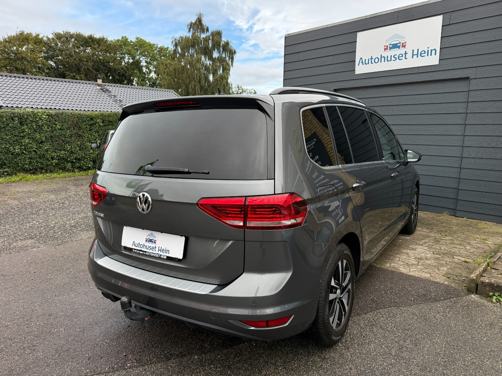 Grå VW Touran fra 2019