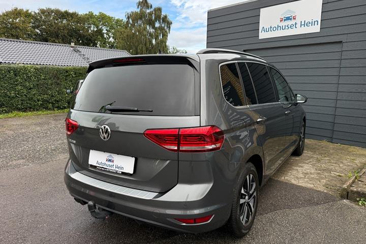 Grå VW Touran fra 2019