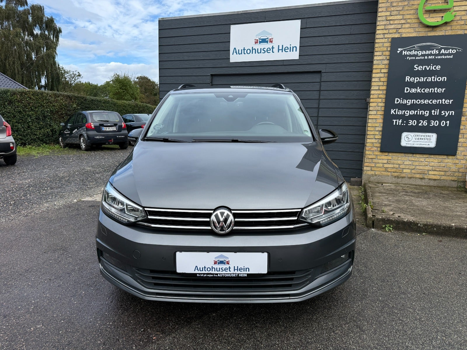 Grå VW Touran fra 2019