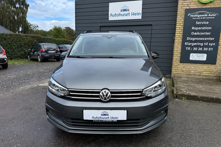 Grå VW Touran fra 2019