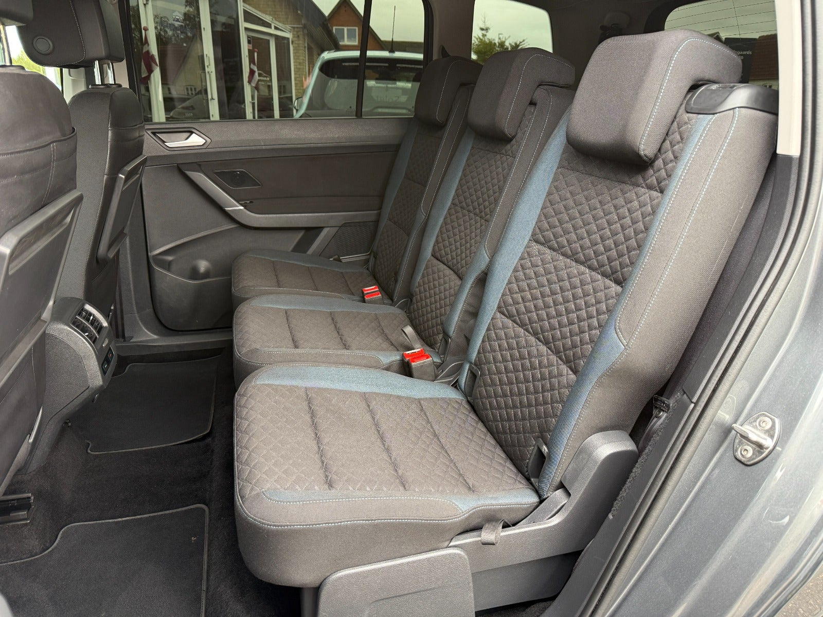 Grå VW Touran fra 2019