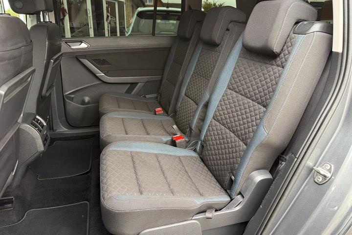 Grå VW Touran fra 2019