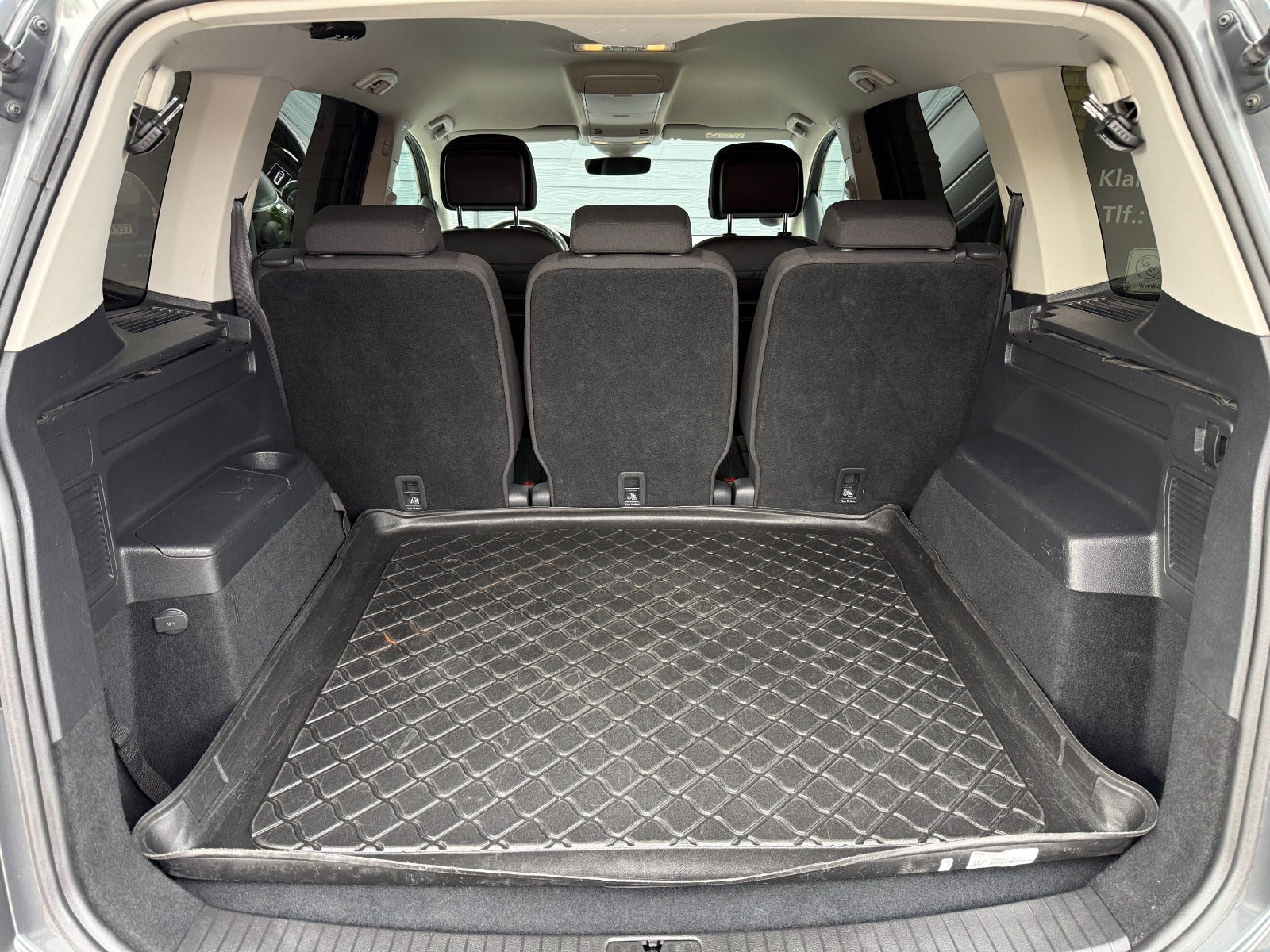 Grå VW Touran fra 2019