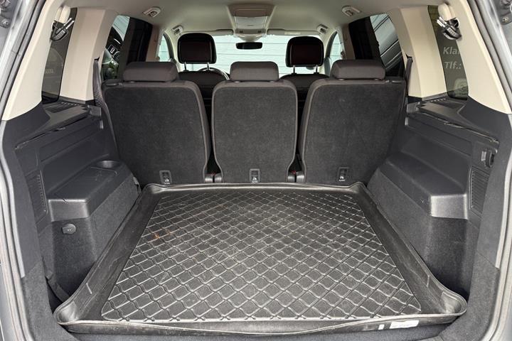 Grå VW Touran fra 2019