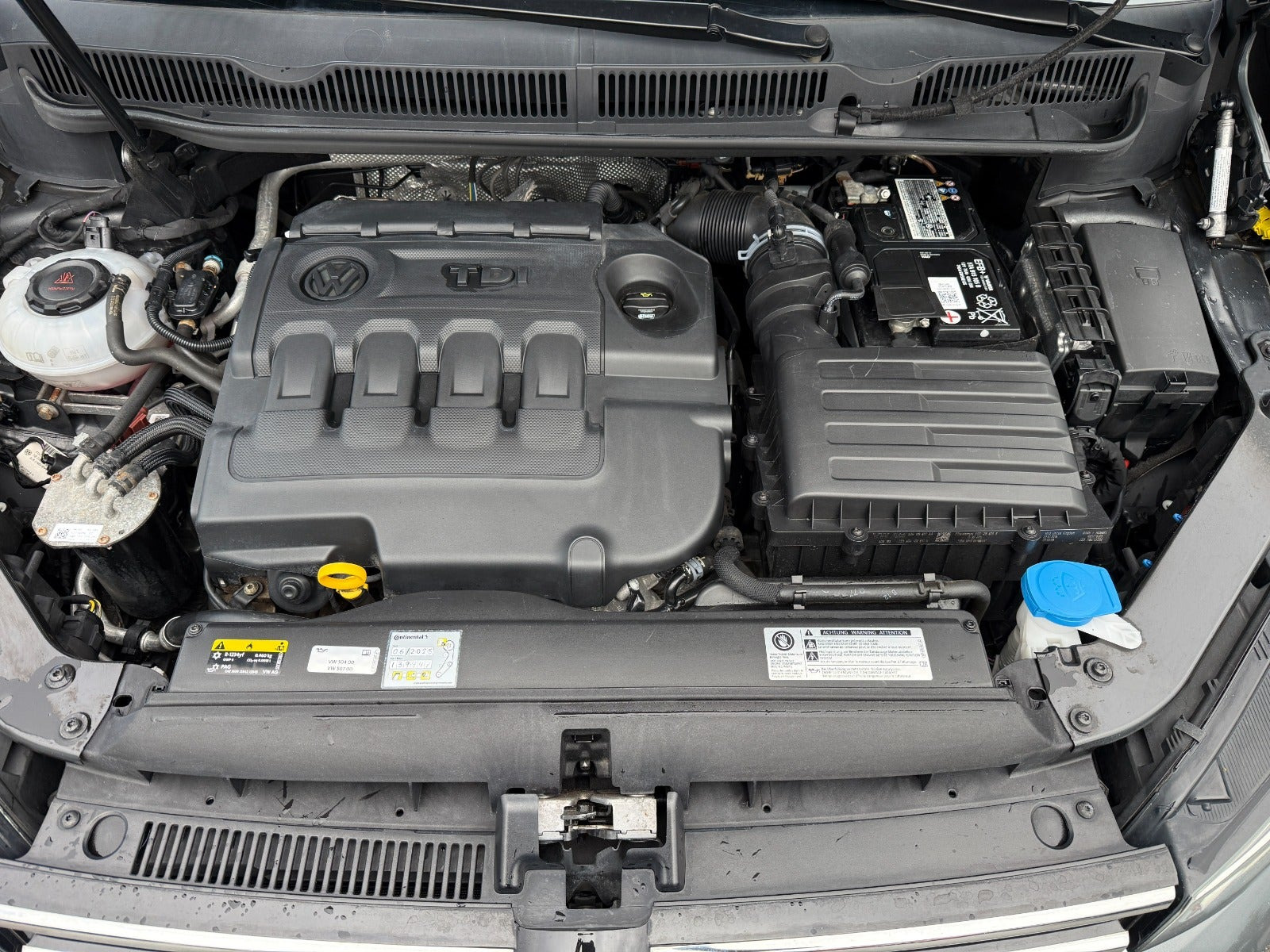 Grå VW Touran fra 2019
