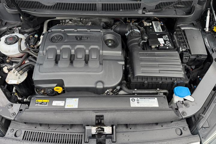 Grå VW Touran fra 2019