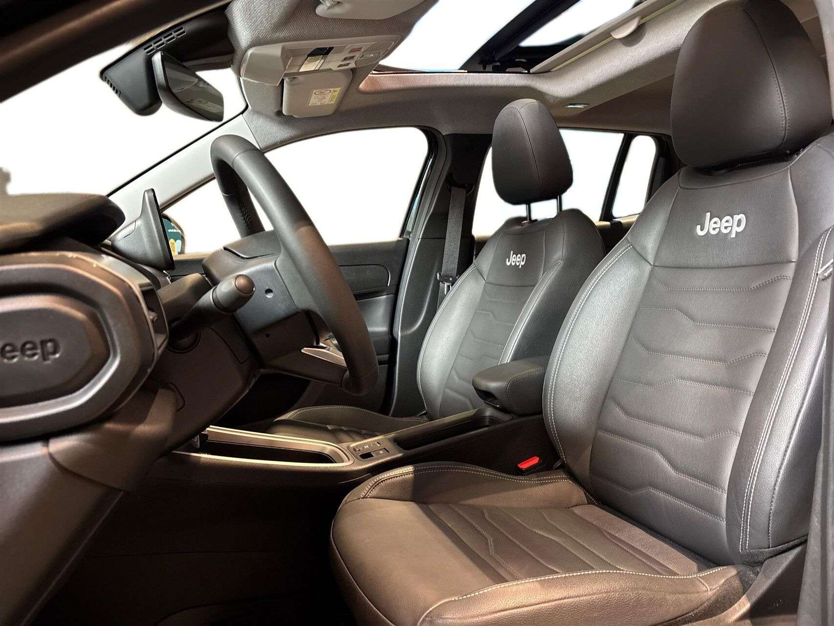 Sort Jeep Avenger fra 2025