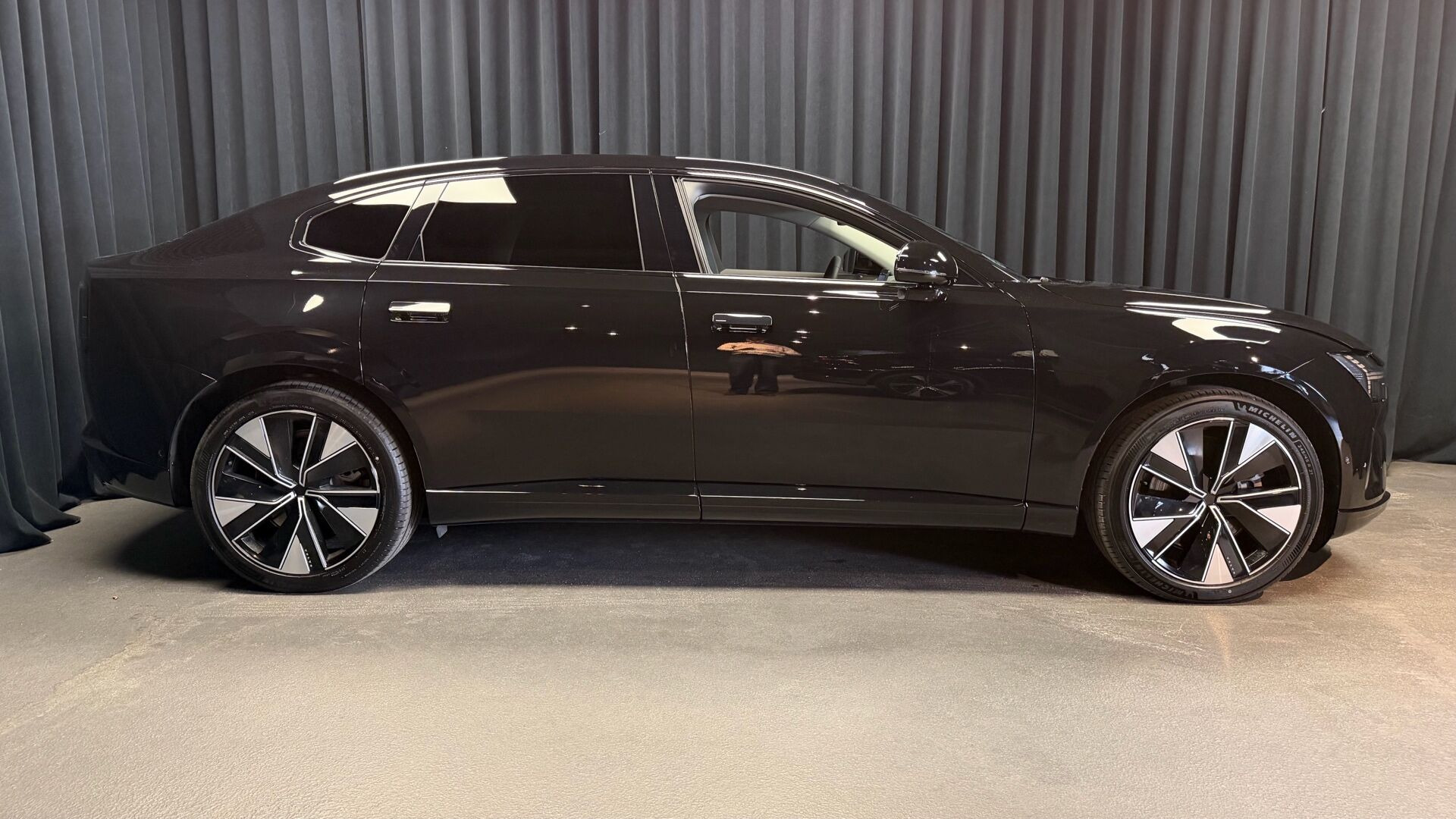 Sort Volvo ES90 fra 2026