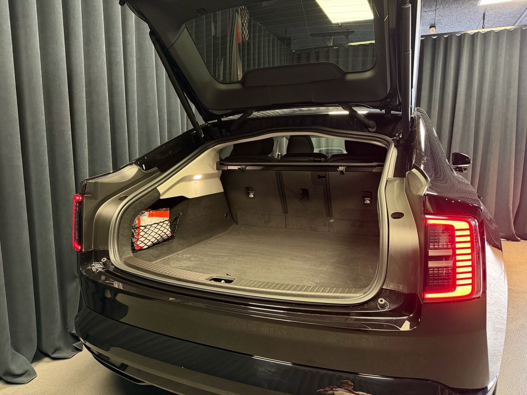 Sort Volvo ES90 fra 2026