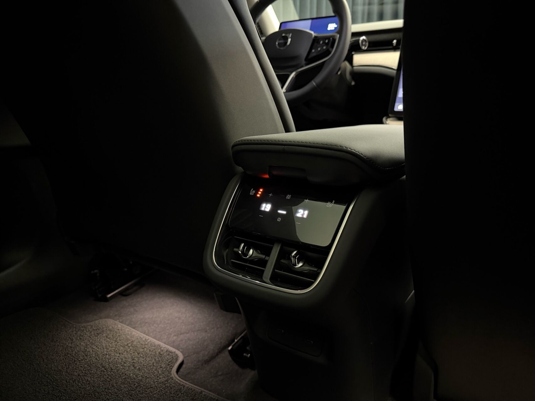 Sort Volvo ES90 fra 2026