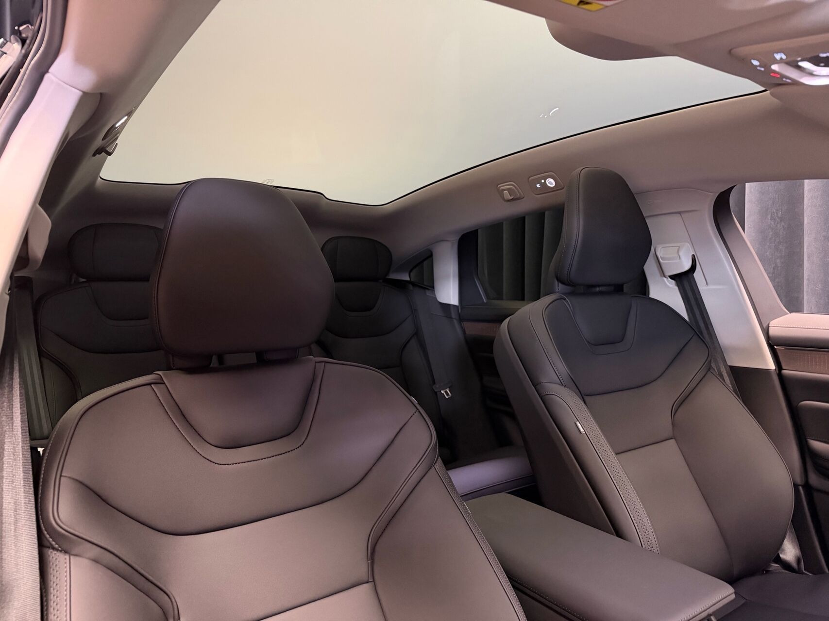 Sort Volvo ES90 fra 2026