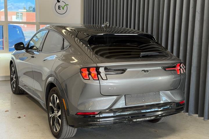 Grå Ford Mustang Mach-E fra 2021