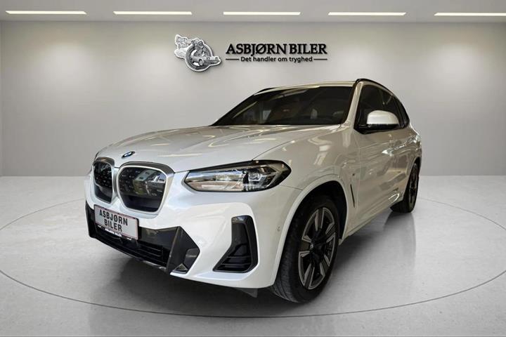 Hvid BMW iX3 fra 2023 set udefra
