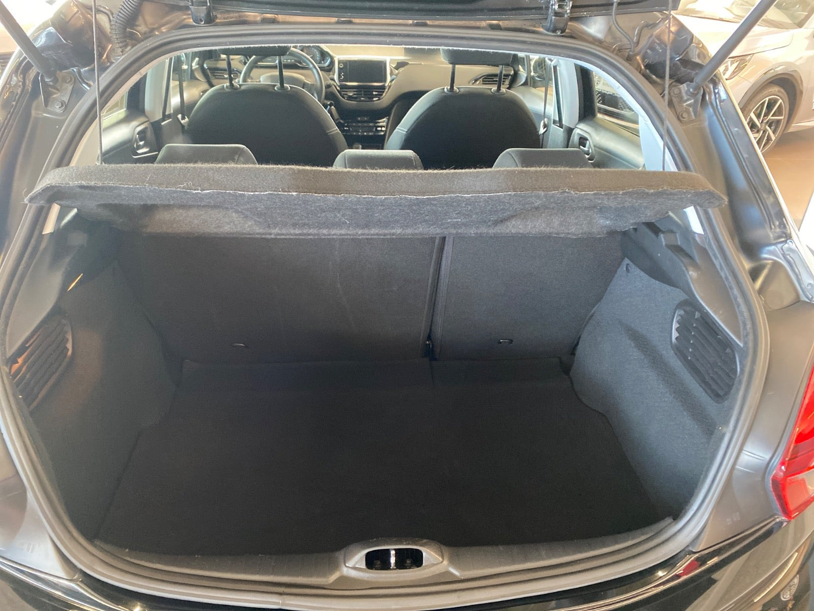 Sort Peugeot 208 fra 2019