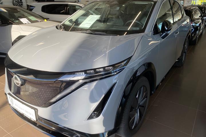 Grå Nissan Ariya fra 2022 set udefra