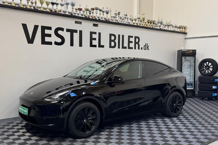 Sort Tesla Model Y fra 2024
