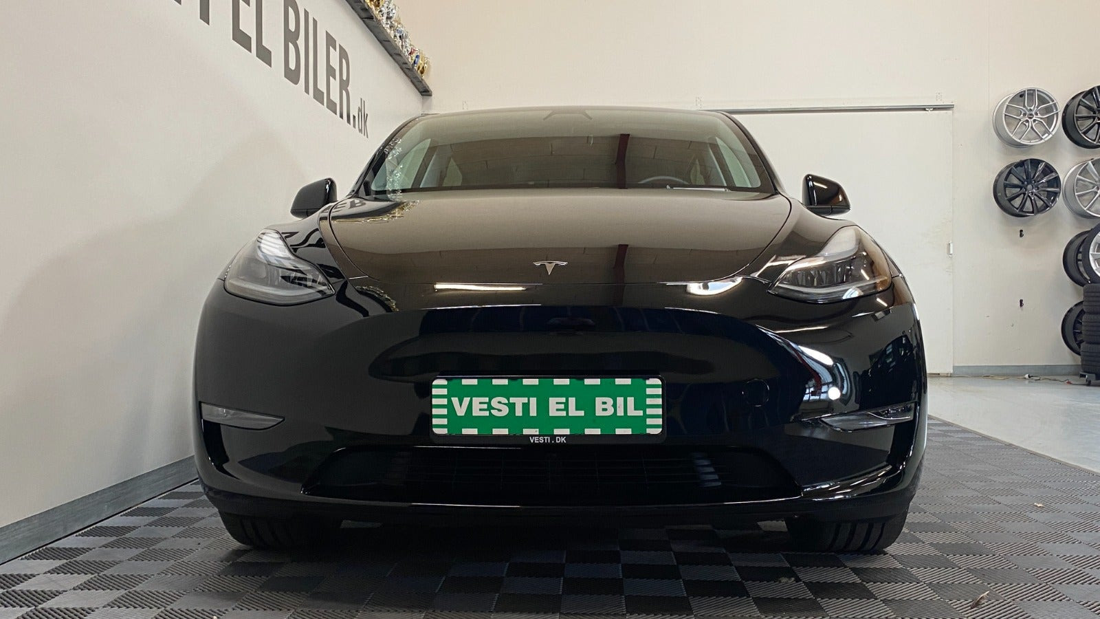 Sort Tesla Model Y fra 2024