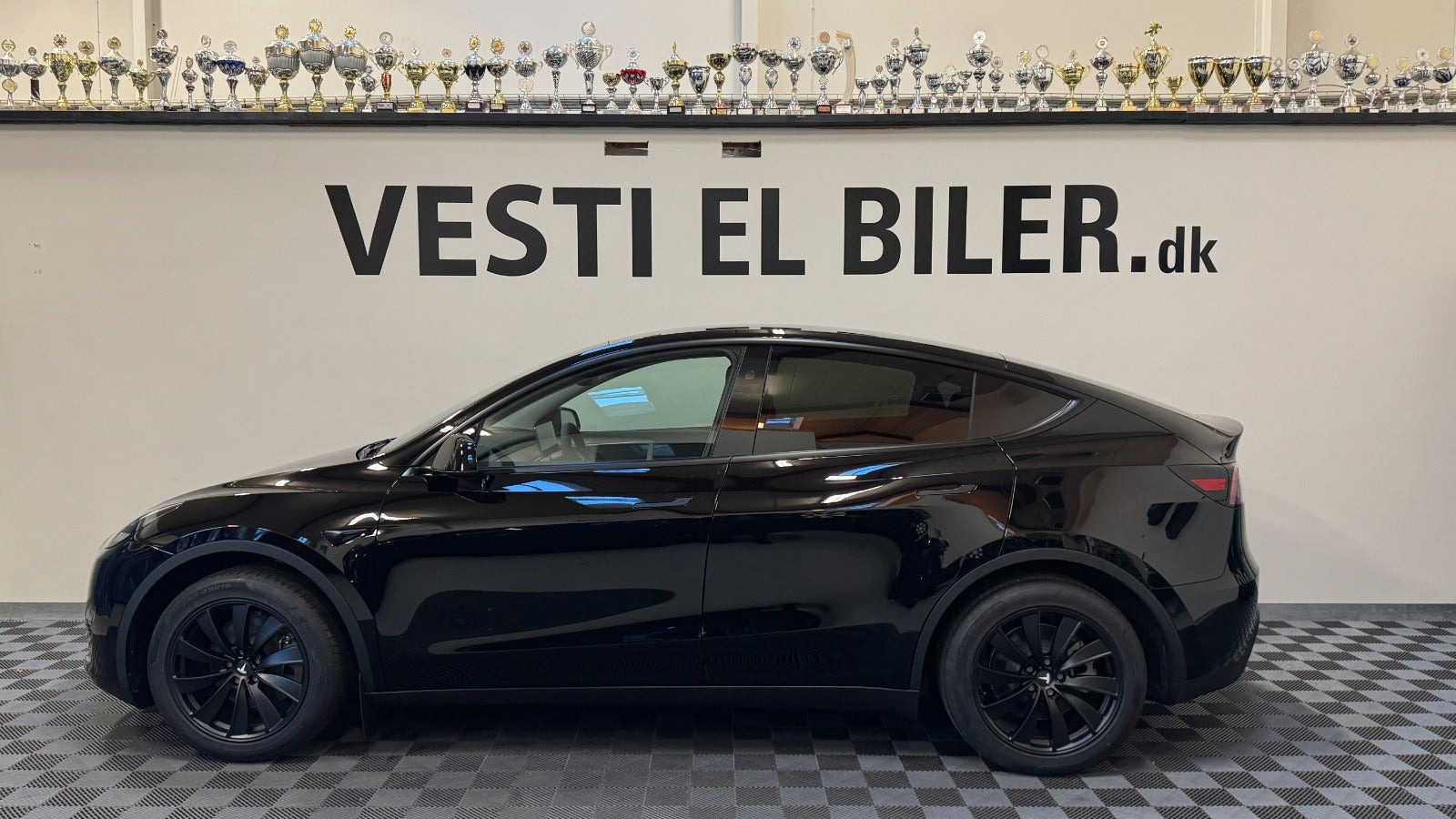 Sort Tesla Model Y fra 2024