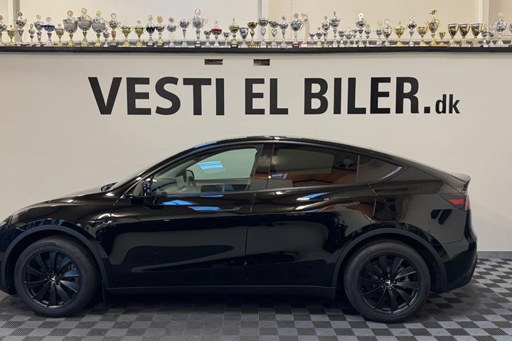 Sort Tesla Model Y fra 2024