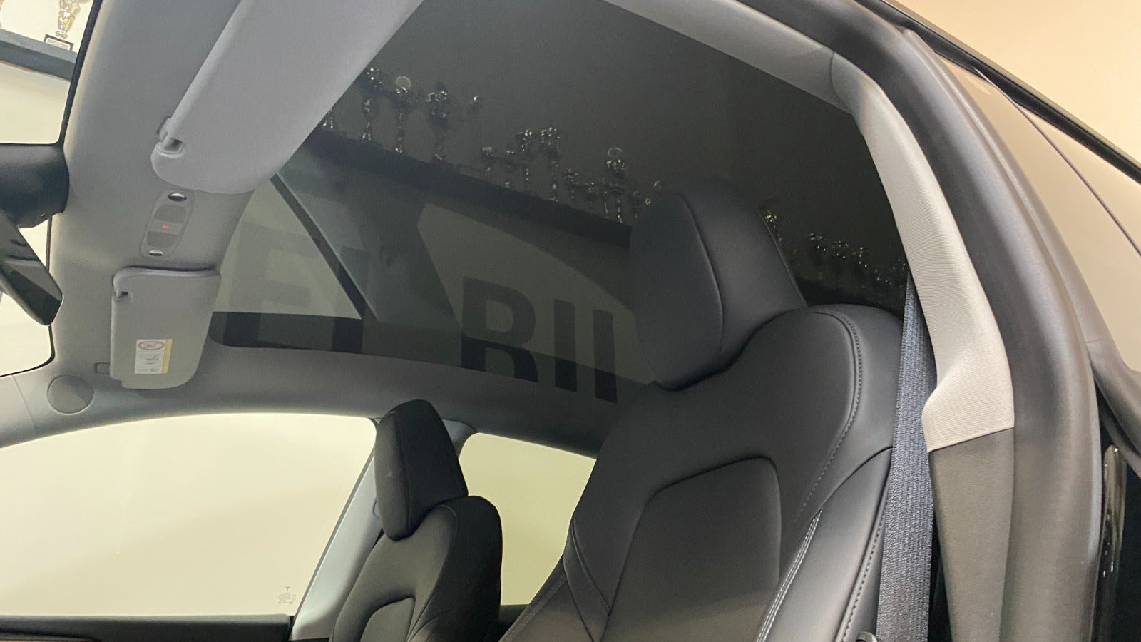 Sort Tesla Model Y fra 2024