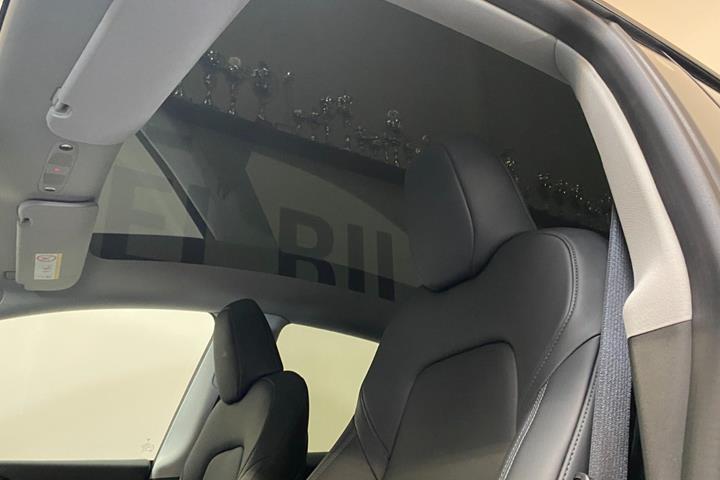 Sort Tesla Model Y fra 2024